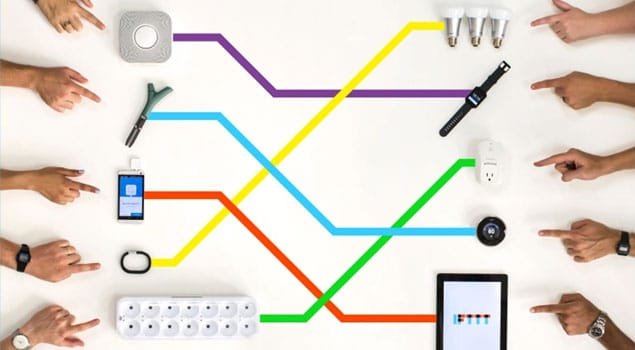 imagem com mãos dispositivos eletronicos e IFTTT