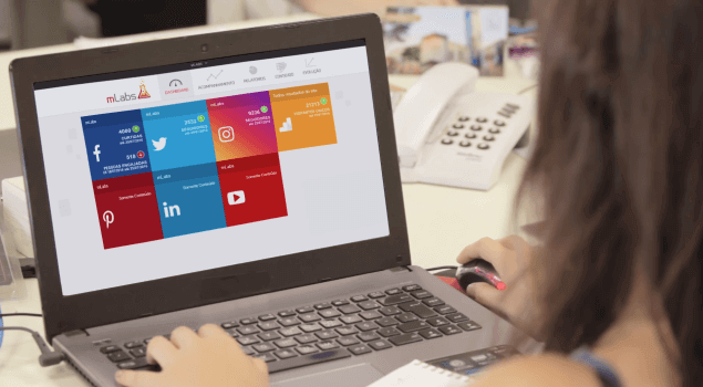 mLabs notebook com o área de trabalho da mLabs