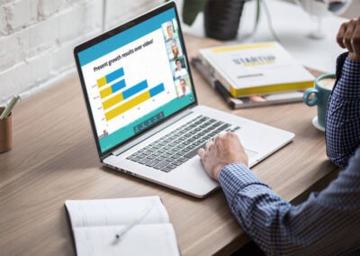 appear.in-homem-trabalhando-macbook